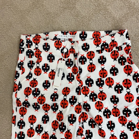 Trina Turk size 2 lady bug pants, slight crop - Picture 3 of 4